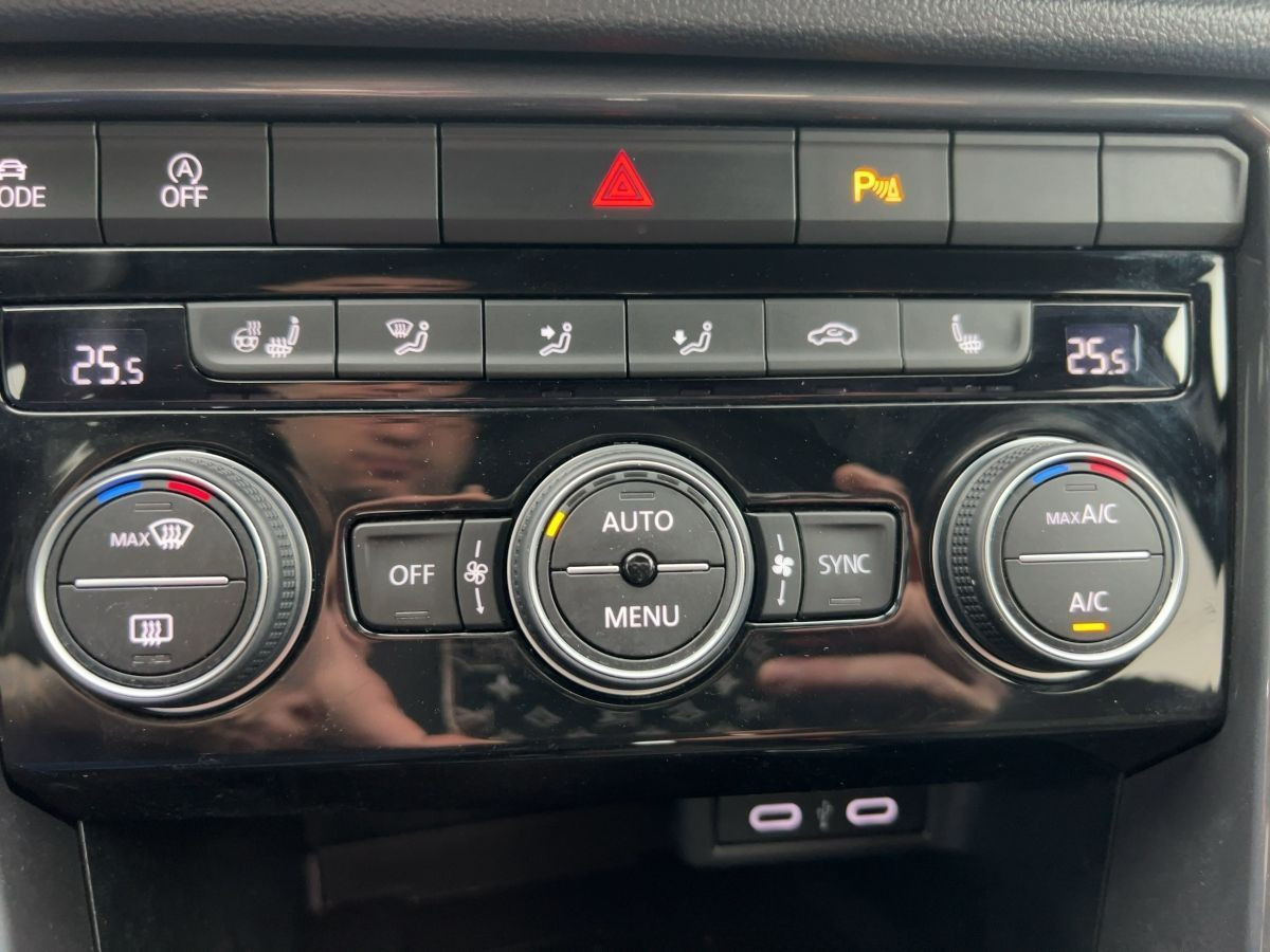 T-Roc 1.5 TSI DSG Sport R-line  ACC LED Navi Lane-Ass Bluet.