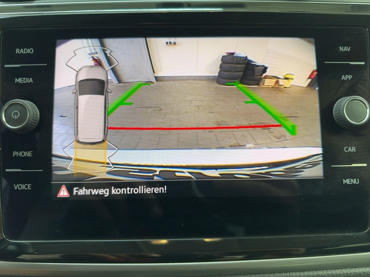 Touran 1.5 TSI DSG Comfortline 7-Sitze ACC Navi ergo Bluet. Sitzh.