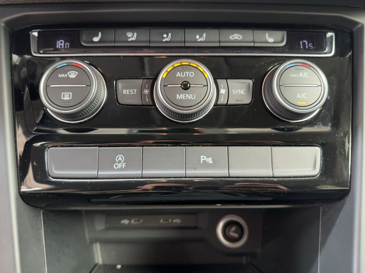 Touran 1.5 TSI DSG Comfortline 7-Sitze ACC Navi ergo Bluet. Sitzh.