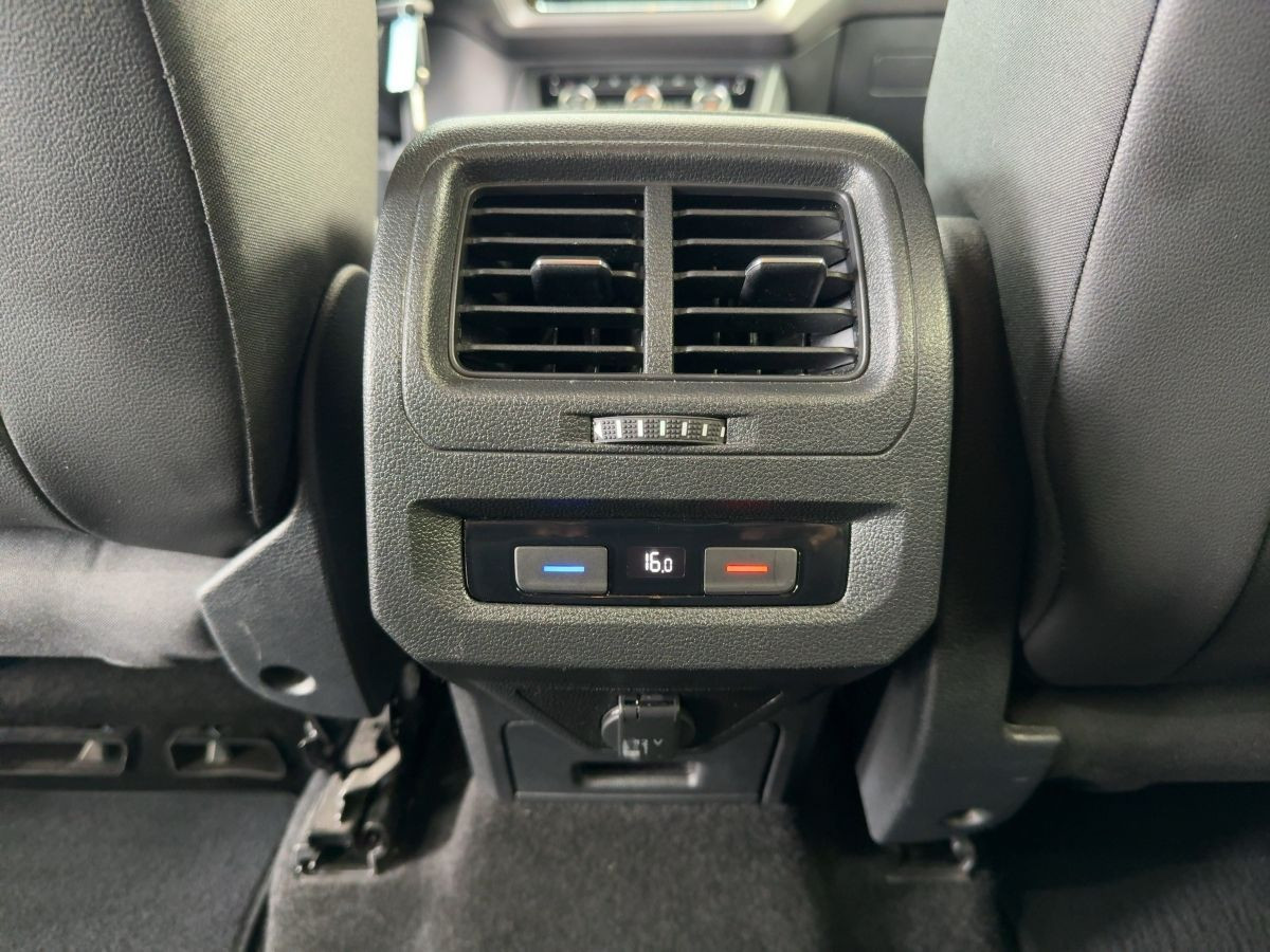 Touran 1.5 TSI DSG Comfortline 7-Sitze ACC Navi ergo Bluet. Sitzh.