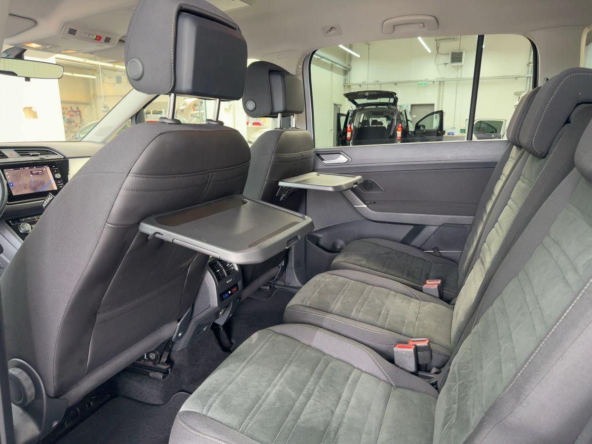 Touran 1.5 TSI DSG Comfortline 7-Sitze ACC Navi ergo Bluet. Sitzh.