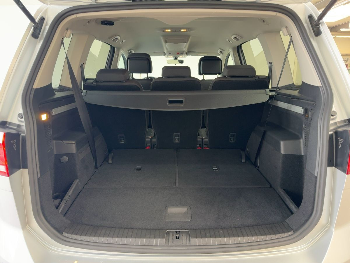 Touran 1.5 TSI DSG Comfortline 7-Sitze ACC Navi ergo Bluet. Sitzh.