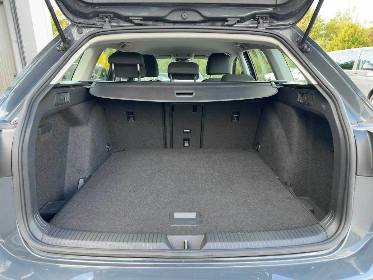 Golf VIII Variant 1.0 eTSI DSG Life ACC Navi LED Kamera DAB+ Lane Ass. Climatronic Sitzh.