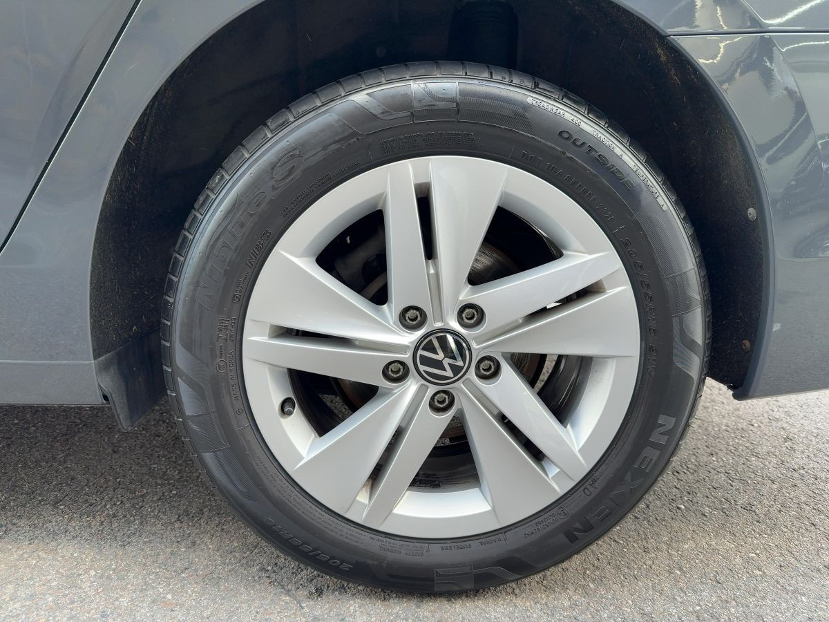 Golf VIII Variant 1.0 eTSI DSG Life ACC Navi LED Kamera DAB+ Lane Ass. Climatronic Sitzh.