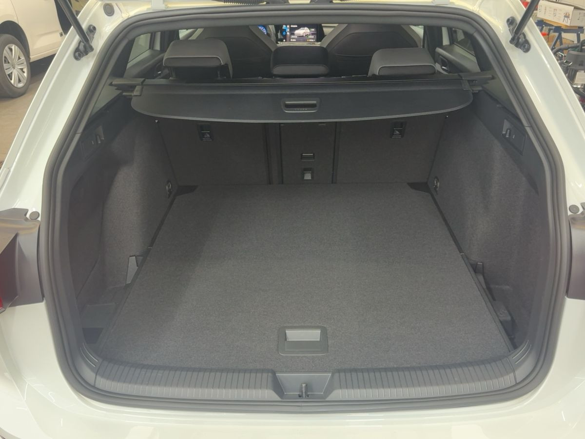 Golf VIII Variant 2.0 TSI DSG 4M R-Line ACC LED-Matrix Navi Kamera Harmon Kardon Climatronic