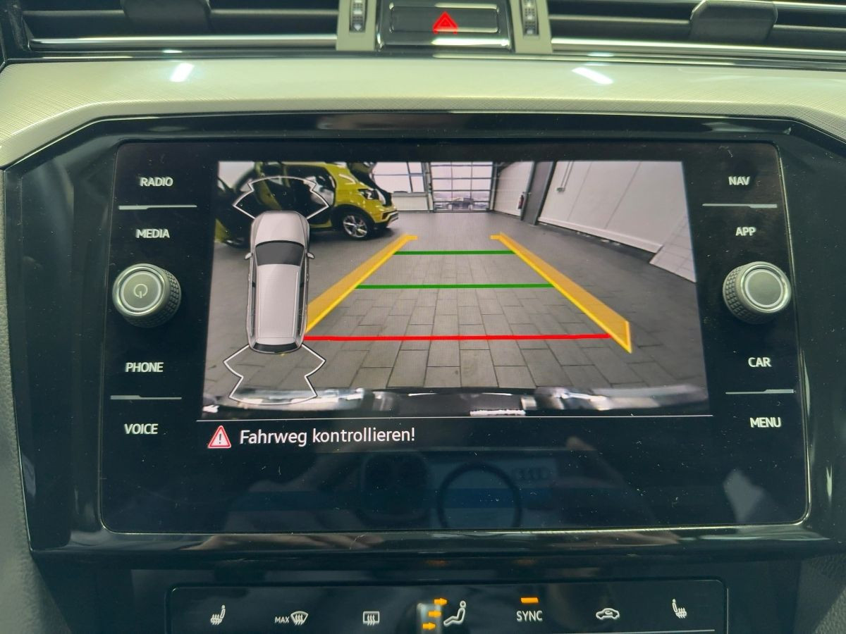 Passat Variant 2.0 TDI DSG Business AHK ACC Navi LED Kamera Keyless Bluet. Sitzh. ergo