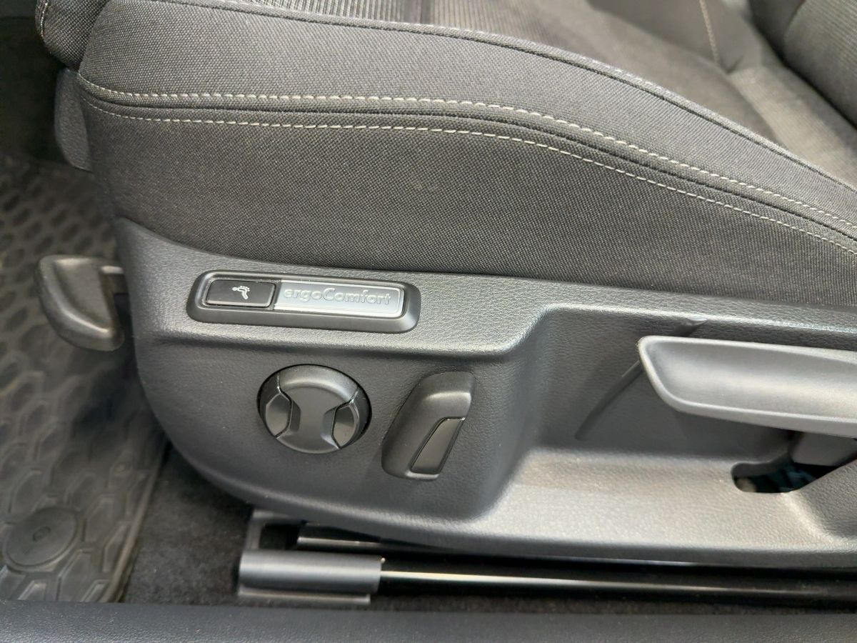 Passat Variant 2.0 TDI DSG Comfortline ACC AHK Navi Standh. Einparkh. Bluet. Sitzh.