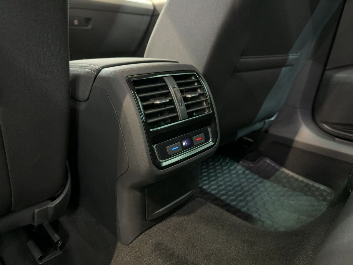 Passat Variant 2.0 TDI DSG Comfortline ACC AHK Navi Standh. Einparkh. Bluet. Sitzh.