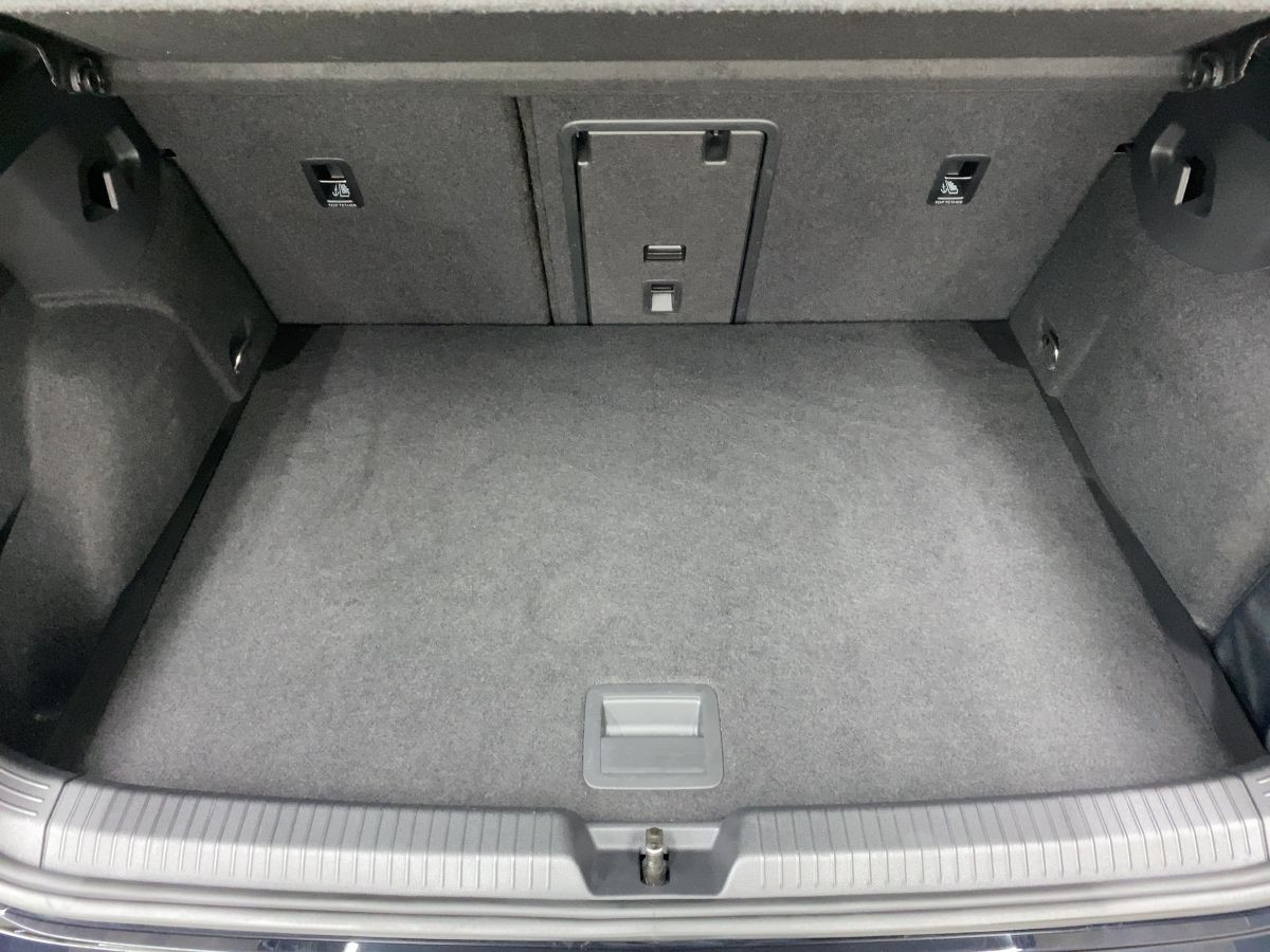 Golf VIII R Performance 2.0 TSI DSG 4M AKRAPOVIC ACC DCC Navi Pano LED-Matrix