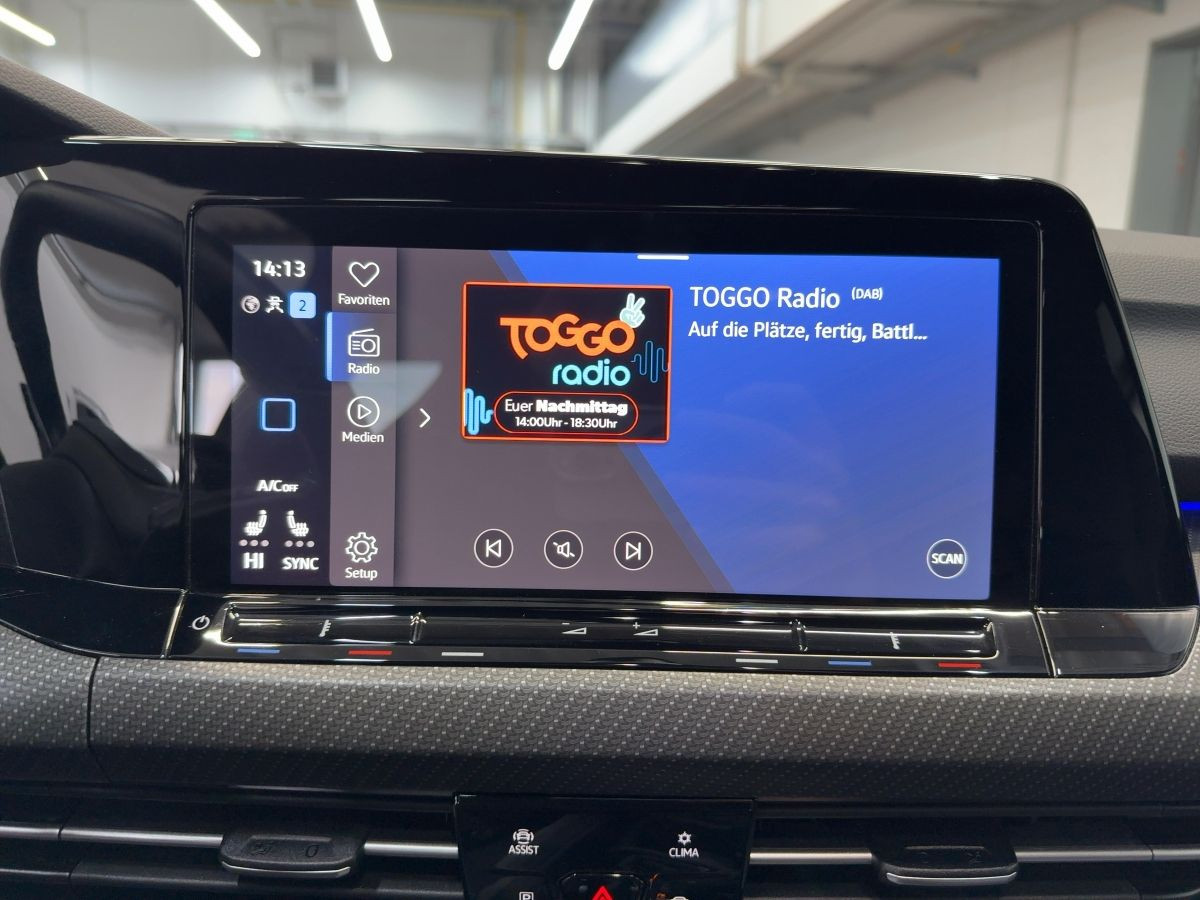 Golf VIII R 2.0 TSI DSG 4M AKRAPOVIC Perf. Paket Navi LED-Matrix Harman Kardon