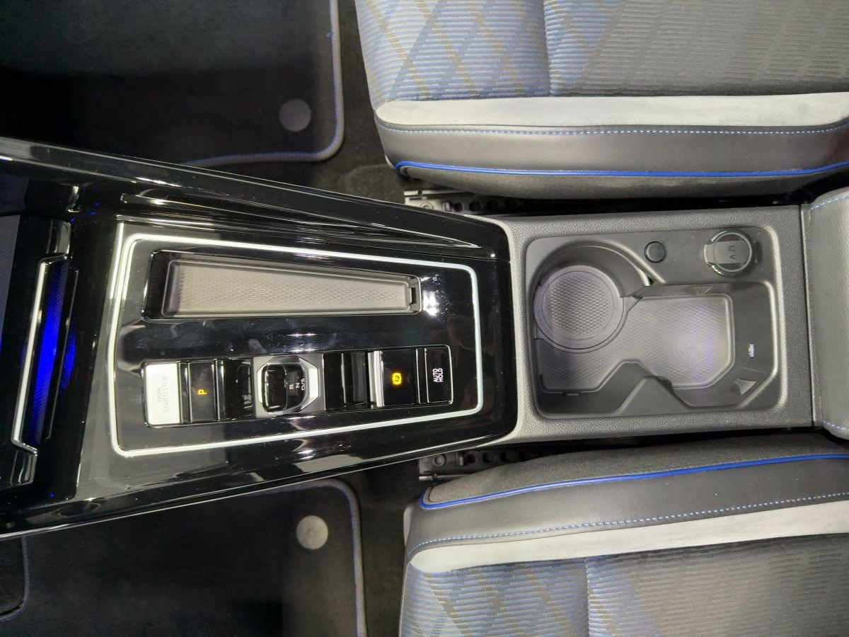 Golf VIII R 2.0 TSI DSG 4M AKRAPOVIC Perf. Paket Navi LED-Matrix Harman Kardon