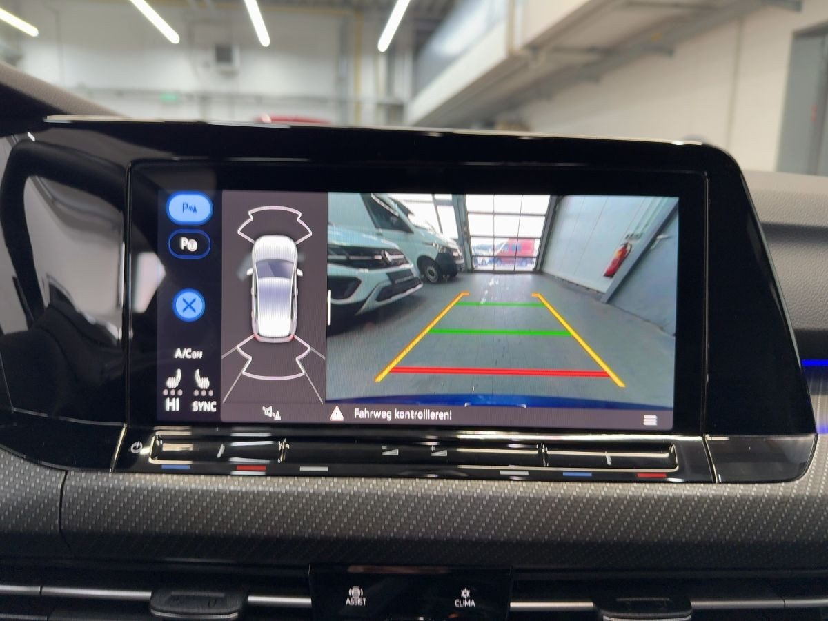 Golf VIII R 2.0 TSI DSG 4M AKRAPOVIC Perf. Paket Navi LED-Matrix Harman Kardon