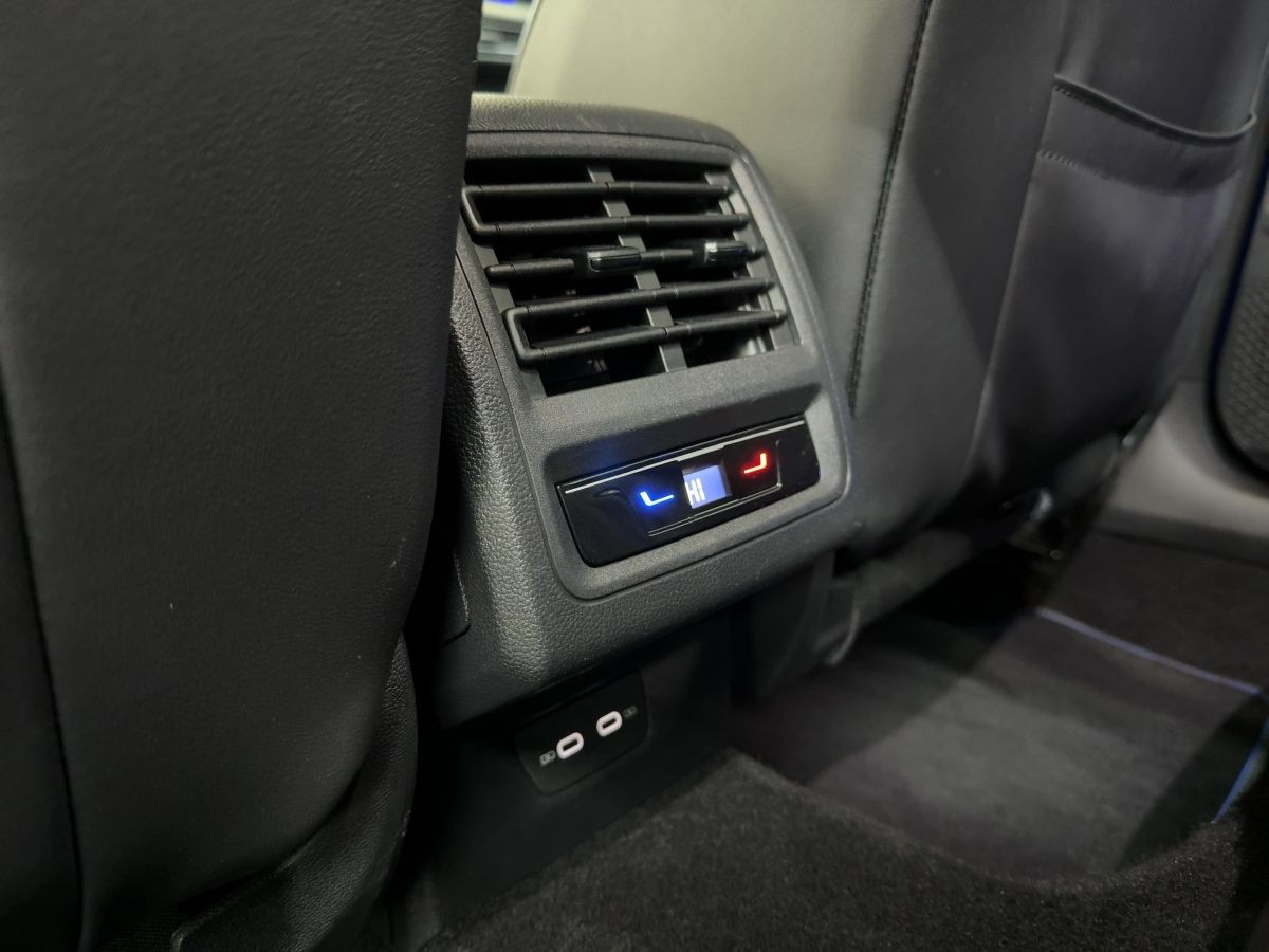 Golf VIII R 2.0 TSI DSG 4M AKRAPOVIC Perf. Paket Navi LED-Matrix Harman Kardon