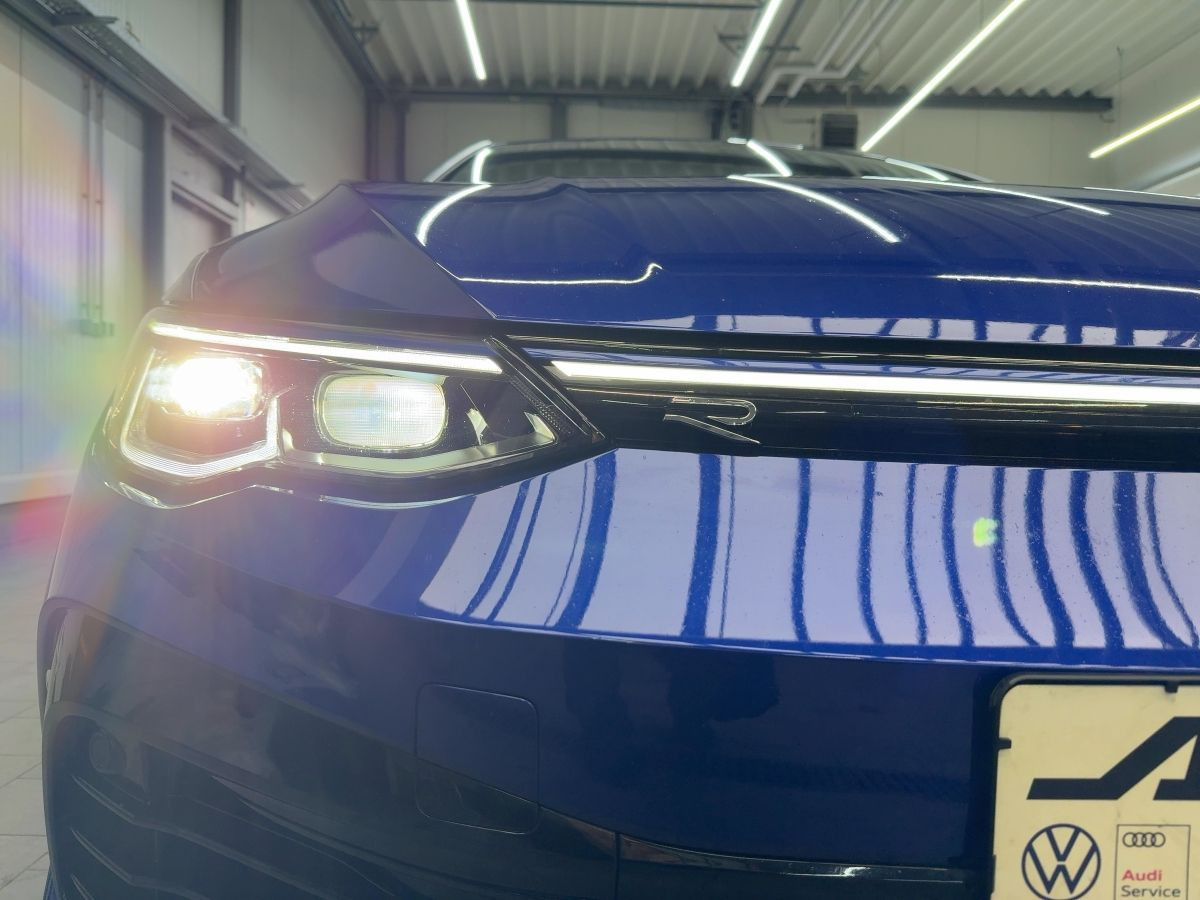 Golf VIII R 2.0 TSI DSG 4M AKRAPOVIC Perf. Paket Navi LED-Matrix Harman Kardon