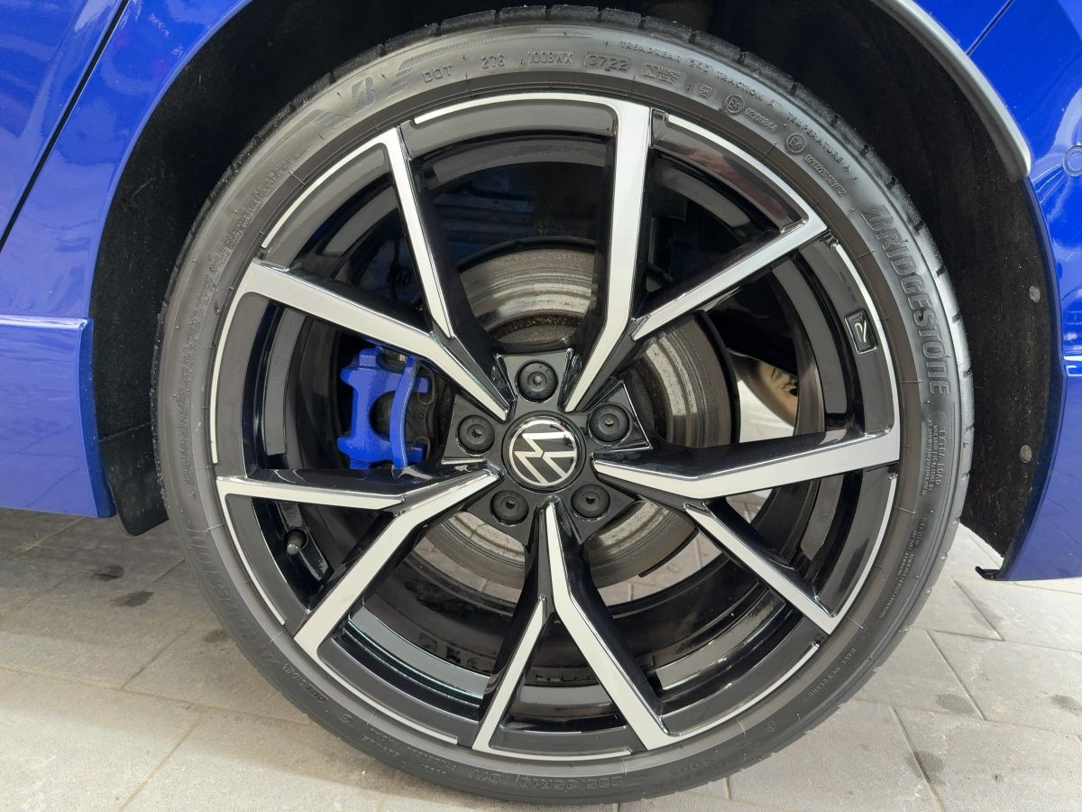 Golf VIII R 2.0 TSI DSG 4M AKRAPOVIC Perf. Paket Navi LED-Matrix Harman Kardon