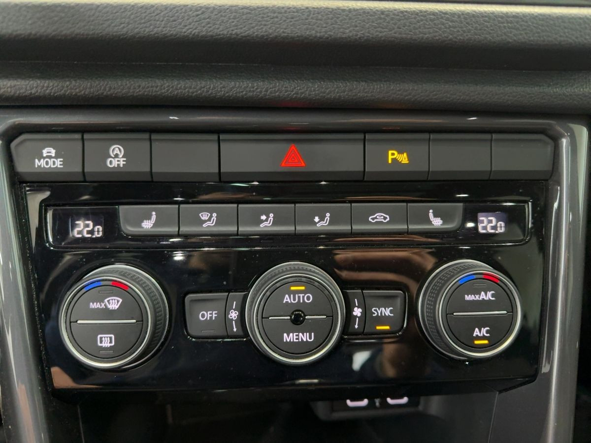 T-Roc 1.5 TSI DSG Sport ACC Navi Pano. Sitzh. Climatronic Bluet DAB+ Lane-Ass.